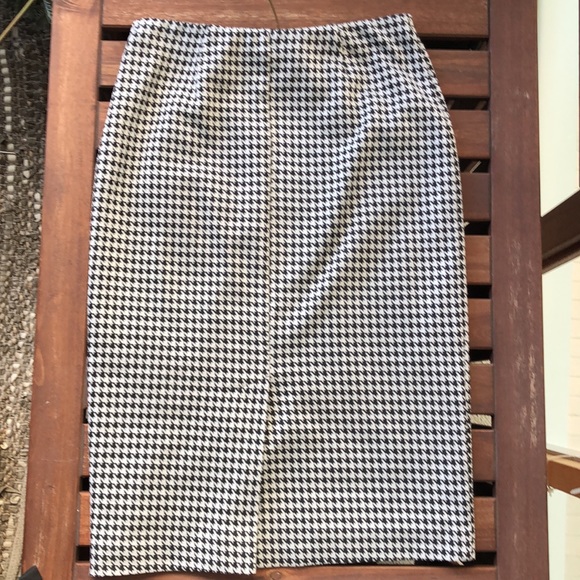 Stretchy houndstooth skirt! - Picture 3 of 3